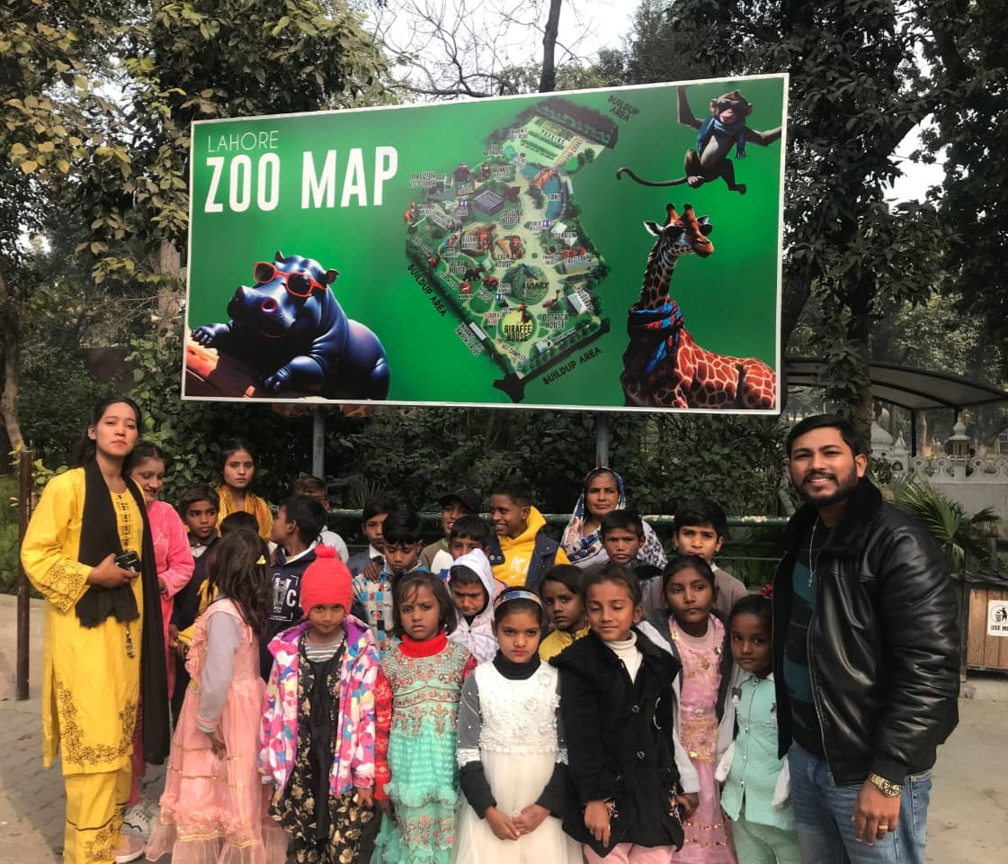 Children and adults on an outing at Lahore Zoo, Pakistan